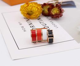 Diseño de letras de anillo Esmalte para hombre Anillos para mujeres Joyas para mujer 4 colores opcionales con empacación de regalo6670619