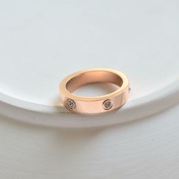 Anneaux de concepteur Ring Men pour femme Diamond Ring Engagement Anneau parsemé de roses en or et argent classiques en acier titane disponibles en diamètre 1,5-2,1 cm sans décoloration