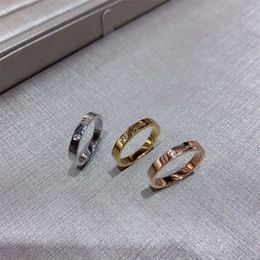 anillo anillos para mujer versión firma logotipo de un solo diamante pareja anillo de acero titanio versión estrecha versión ancha serie love par de anillos chapados en oro de 18 quilates