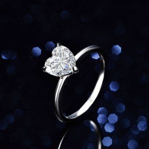 Ring S925 Sier Mosang Diamond Diamant en forme de cœur Femme Ring Seiko Heavy Industry 2 Mosang Live Broadcast