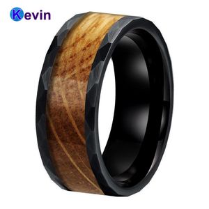 Anillos de 8 mm Hammer Ring Mujeres Mencas de boda de tungsteno con verdadero barril de whisky Oak Wood Inlay Excelente mano de obra Comfort Fit Fit