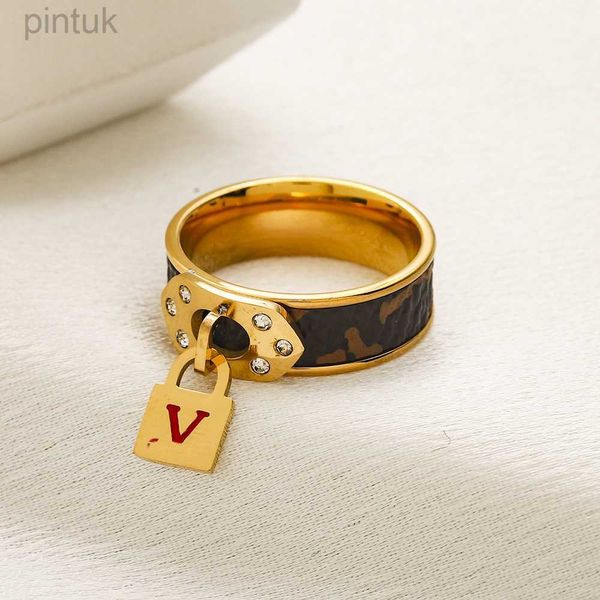 Anillos Anillo de letra clásico Diseñador Anillo de cuero de lujo Nuevo Encanto de acero inoxidable Anillo de bodas Moda Pareja Familia Amor Caja de joyería Embalaje ldd240311