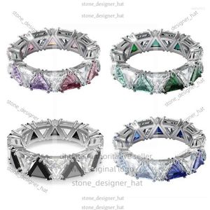 Anneaux Cluster Anneaux Crystal d'anneau de coupe triangulaire brillant et frais de la personnalité Swarovskis Round Diamond 749a