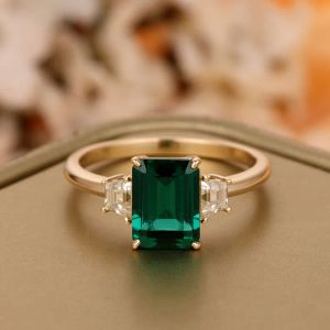 Rings cxsjeremy solide 14k geel goud 6*8mm lab Emerald verlovingsring drie stenen Moissanite trouwring voor vrouwen jubileumgeschenk