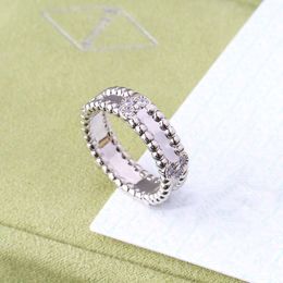 ringen Designer ring Bloemblaadje vorm Luxe dames sieraden Eenvoudige klassieke drie kleuren diamant Gravure op de achterkant Modieuze geschenken prachtig