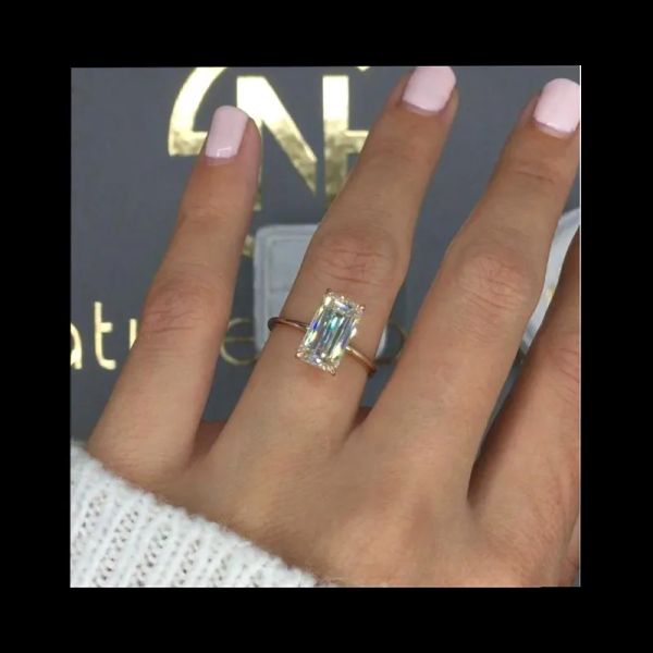 Anneaux Emerald Cut 3CT VVS1 MISSANITE LEG FIGRICATION Bague dans une bande de mariage en diamant en or rose solide pour les femmes