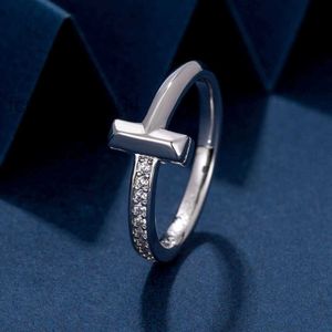 Ringen sieraden t v goud vergulde 18k gladde gezicht halve diamant inbedding paar ring eenvoudige veelzijdige mode licht luxe paar uv6v