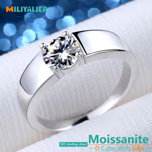 Rings Miliyalier 925 Sterling Silver 1CT VVS1 D Moissanite Liefhebbers Wedding Frosted Smooth Ring For Men Woman Betrokkenheid mode sieraden