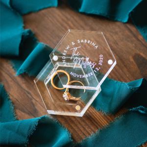 Ringen gepersonaliseerde zeshoek transparante acryl sieraden opslag aangepaste tekstnamen ringdoos kan trouwringen oorbel voor de meisjes plaatsen