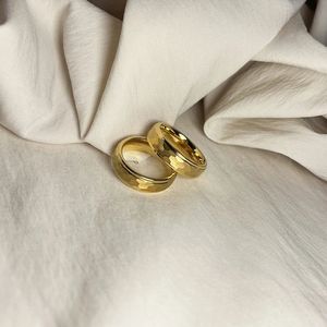 Rings Tungsten Wedding Gold-Color Ring For Men Wemen 8mm 6mm Getrapte randen Multifaced Hammered Black Band Bushed Finish Comfort Fit 231218