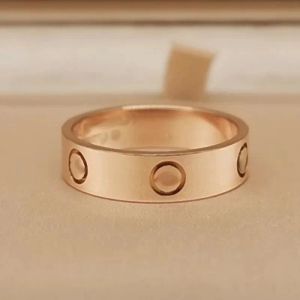 Anillos Mujer Diseñador Amantes Anillo Joyería de lujo Ancho 4 5 6 mm Aleación de titanio Chapado en oro Diamante Artesanía Accesorios de moda Nunca se desvanecen Nojewelry Anillo de oro