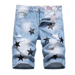 Pantalones cortos de mezclilla de verano con agujeros rasgados para hombres Tendencia de moda Pantalones rectos de cintura media Parches de estrellas azules claros Pantalones vaqueros hasta la rodilla