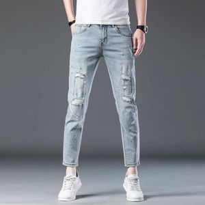 Geripte jeans voor mannen Skinny Fit Hip Hop Distressed Enkle Pants Lichtblauwe stretch Painting Patchwork Mens Clothing beroemd merk 240417