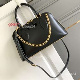 Rivet 2024 Femme Vallentinos Sacs Vlogoo Designer Bag Rock Stud Womens New Western Style Hands Bagner Popular Fashion Polvy Polydold Crossbody Shell Zlxn