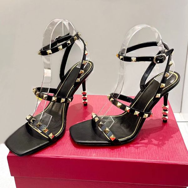 Bout carré talons hauts designer femmes chaussures habillées de luxe Stud talon aiguille en cuir noir peep-toes dame sexy fête mariage gladiateur sandale