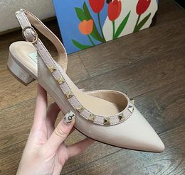 Rivets Femmes Designer Sexy Nude Flats Patent Cuir Point Toe Side Sandales Vide Lady Chunky Heel Shoes Robe Party W 4965