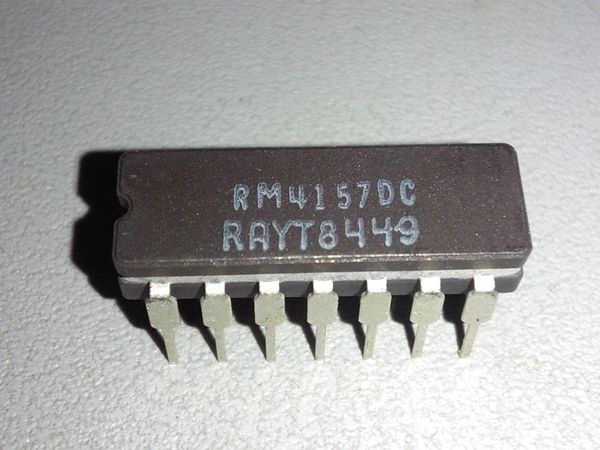 RM4157DC. RM4157. RC4157DC, composants de circuits intégrés Quad OP-AMP, 5000 UV Offset-max, largeur de bande de 19 MHz, double emballage en céramique à 14 broches en ligne, RC4157. CDIP14