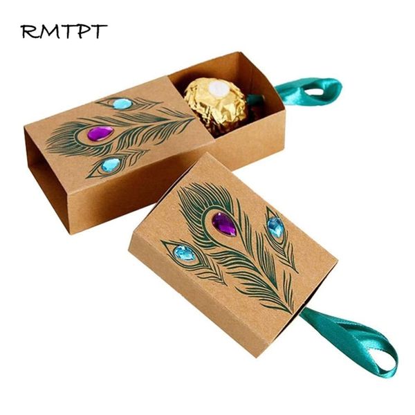 RMTPT 50 pièces/L boîtes à bonbons en plumes de paon conception de tiroir faveurs de mariage Faux papier Kraft boîtes-cadeaux 7.5x5x3cm 210724