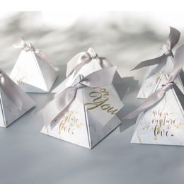 RMTPT 50pcs / lot Triangulaire Pyramide Boîte cadeau Favors et cadeaux Boîte de bonbons Cadeaux de mariage pour les invités Décoration de mariage