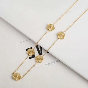 Colliers de pendentif RN3Y 18k Gold à chaud Vendre un nouveau design Collier de bijoux avec cinq feuilles fleurines fleuris