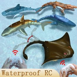 Robots RC Juguete de tiburón para piscinas de agua para niños Niñas de la bañera Niños Niños Control remoto Barco de pescado Animales biónicos 240506