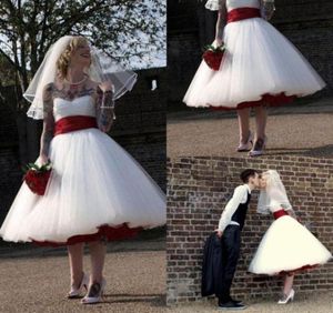 Rock-'n-roll gotische trouwjurken met rode sjerp, een lijn, knielengte, boho, tule, korte bruidsjurk, goedkope grote maten bruidsjurken1798291