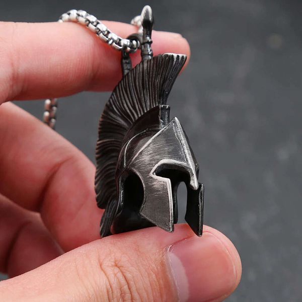 Rock negro collar espartano guerreros de acero inoxidable colgante de casco amuleto único viking tótem masculina collar retro personalizado regalos de joyería india al por mayor