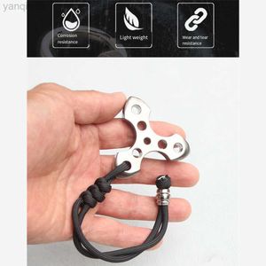 Rock Protection Camping Titanium driehoekige sleutelchain Multitool Keyring Emergency Hiking HKD230810