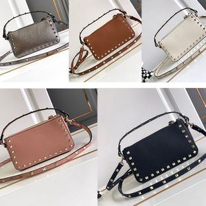 Bolso de hombro de diseñador con remaches de roca para mujer, estilo callejero, bolso cruzado de cuero real, bolso de axila, bolso de piel de vaca con cremallera, bolsos individuales de alta calidad, bolso con asa de lujo