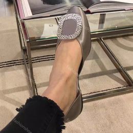 RogerViviers Zapatos de vestir para mujer Pisos Tacones Bombas Satén de alta calidad Cabeza redonda Zapato con hebilla de diamante Tacón para mujer Diseñadores de lujo Tarde Boda Tacón con caja 10A