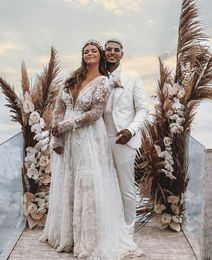 Romántico bohemio una línea de vestidos de novia de encaje Vestido de novia con cuello en V profundo 2021 Ilusión Mangas largas Tallas grandes Vestidos de novia campestres Bo204g