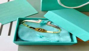 Bracelet de créateur de marque classique de couple romantique Bangle Classic Bracelet Selected Gift Party Travel Elegant Delicate Charm Valentine039s 2478083