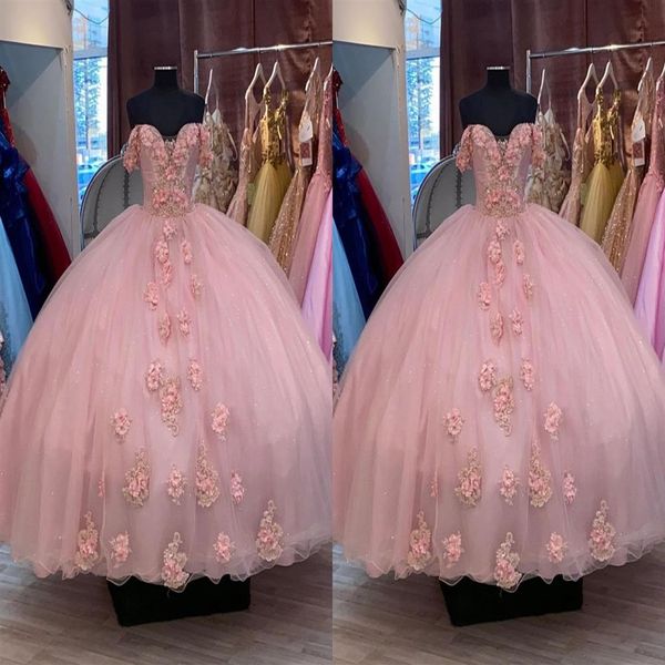 Romántico Dusty Pink Flores 3D Vestido de fiesta barato Quinceañera Vestidos de baile Fuera del hombro Apliques Con cuentas Dulce 15 mascarada eveni271S