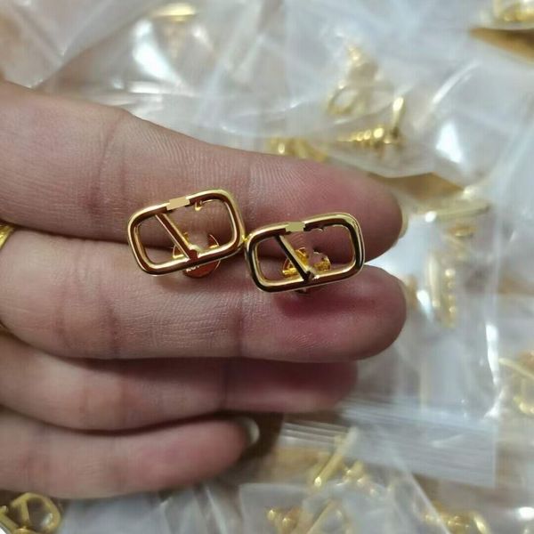 Romántico diseñador de lujo simple V perla stud 18k oro mujer letra logo grabar pendientes colgantes niñas boda joyería regalo