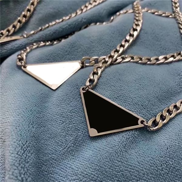 Romantique Mens Luxe Argent Plaqué Colliers Designers Lettres Modèle Moderne Émail Triangle Tag Cubain Lien Chaînes Pendentif Bijoux Femmes Amour Collier ZB011 B4