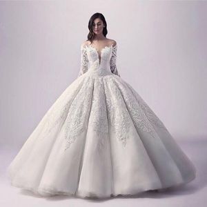 Robes de mariée robe de bal romantique hors épaule 2018-2018 appliques de dentelle manches longues robes de mariée sur mesure robe de mariée de Dubaï