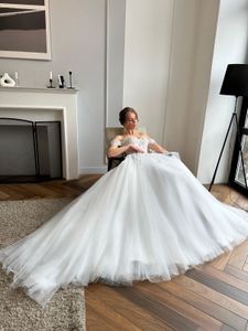 Robe de mariée ligne a, manches épaules dénudées, romantique, luxueuse robe de mariée en dentelle brodée avec des appliques de perles et du tulle délicat