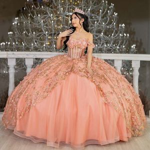 Romantische roze junior quinceanera-jurken off-shoulder glitterbloem zoete 15 galajurk gelaagde korset maskeradejurk