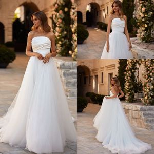 Romantische plus -size bruiloftjurken Een lijn strand Boheemse strapless gedrapeerde plooien Tiered Tule Garden Court Train Bridal Jurys Vestidos de novia Custom Made Mn012