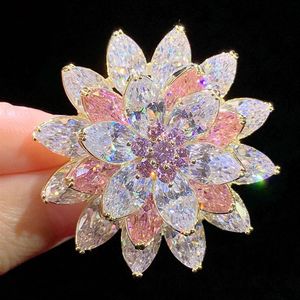 Broche de flor de loto de nieve rosa con personalidad de moda con brillo romántico, abrigo de suéter con temperamento para mujer, broche para fiesta Wedd266L