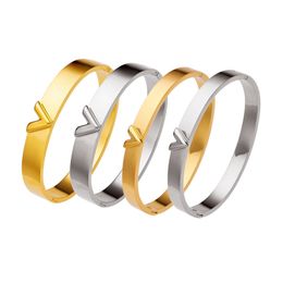 Bracelet romantique en forme de V Bracelet de créateur Nouveau bracelet simple pour petite amie et femme Bijoux en acier inoxydable exquis et haut de gamme Bracelets à breloques Cadeau de fête
