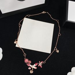 Romantisches Vintage-Halsketten-Set, Gold, exquisites Design, Halsketten-Design, Buchstaben-Diamant-Schmuckset