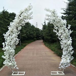 Decoración romántica de la boda Flor de cerezo Puerta del arco Carretera Plomo Estante de arcos en forma de luna con juego de flores artificiales para suministros de fondo de fiesta
