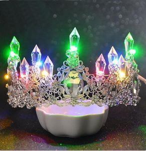 Femmes romantiques Blue Light Tiara King Crown Rhinestone Crystal Luminous Tiaras Mariage Party Bridal Hair Accessoires Tiaras6585630