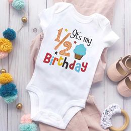 Rompers 1/2 d'anniversaire Cake imprimé bébé combinaison pour les nouveau-nés des fêtes d'anniversaire pour enfants pour garçons et filles à manches courtes à manches courtes 240514L240502