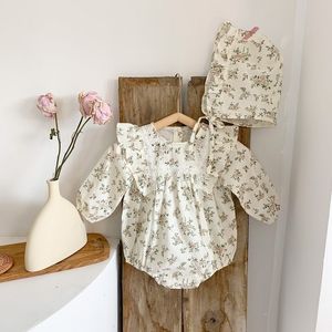 Rompertjes 2 stuks Koreaans kant ruches schattige baby jumpsuit met hoed set baby retro bloemen lange mouwen jumpsuit baby meisje zoete kleding voor jonge kinderen 230714