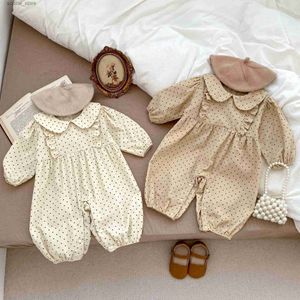 Rompers 2023 Herfst nieuwe babymeisje lange mouw peter pan kraag romper baby meisje stip print corduroy jumpsuit losse peuter kleding l240402