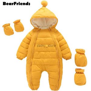 Rompertjes 2023 pasgeboren babykleding jumpsuit met capuchon plus fluwelen warme babyjongen sneeuwpak peuter sneeuwpak babymeisje katoenen overalls rompertjesL231114