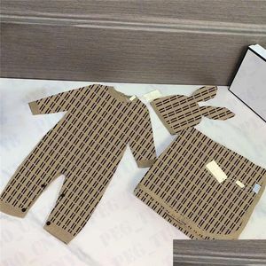 Rompertjes 2023 Pasgeboren Baby Hoeden Dekens Designer Letter Meisjes Jongens Jumpsuits Onesies Kinderkleding Verjaardagscadeaus Drop Delivery Moeder Dhbhf