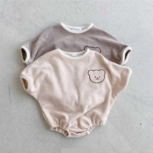 Rompers 2023 Été Nouveau dessin animé mignon ours d'ours bébé manche courte bodys coton lâche infantile décontracté saut combinaison garçon fille vêtements h240423